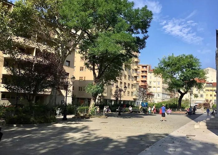 Cacatsu アパート トリエステ