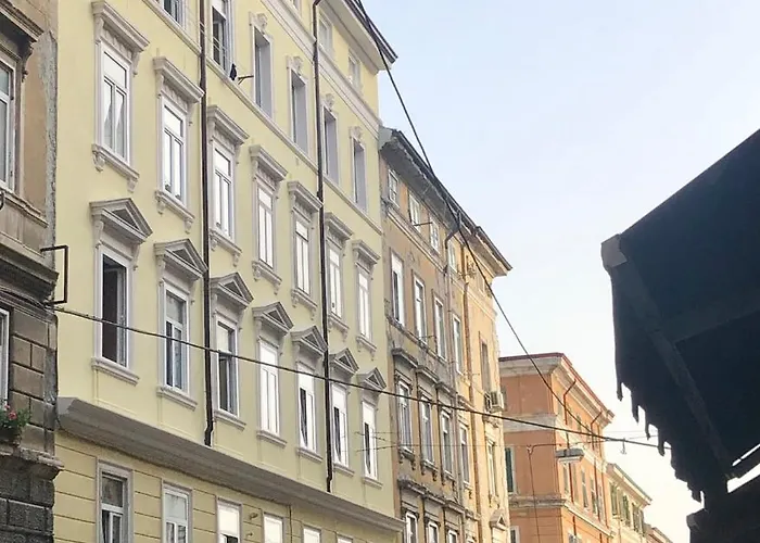 Cacatsu アパート トリエステ